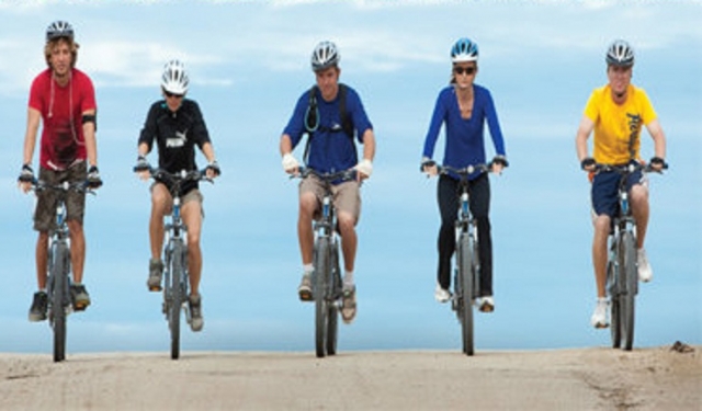  与朋友一起踩踏板 